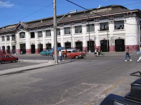 2004AnniversaryTrip0036-Cuba-DecrepitMarket