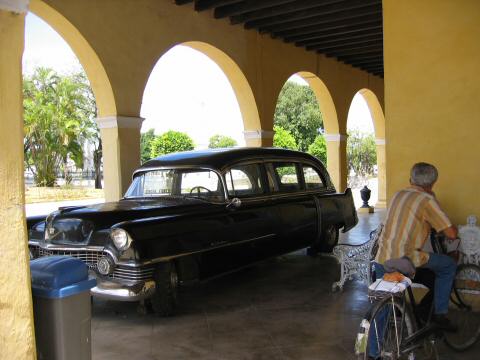 2004AnniversaryTrip0045-Cuba-Cemetery-OldHearse