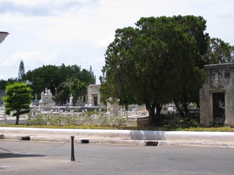 2004AnniversaryTrip0046-Cuba-Cemetery2