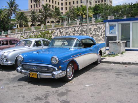 2004AnniversaryTrip0071-Cuba-Cars4