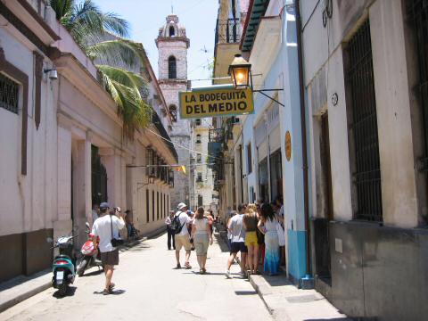 2004AnniversaryTrip0106-Cuba-LaBodegaOutside2