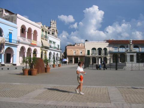 2004AnniversaryTrip0111-Cuba-CathedralPlaza1