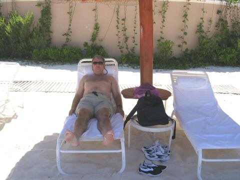 2004AnniversaryTrip0125-Cancun-BeachView4-Steve